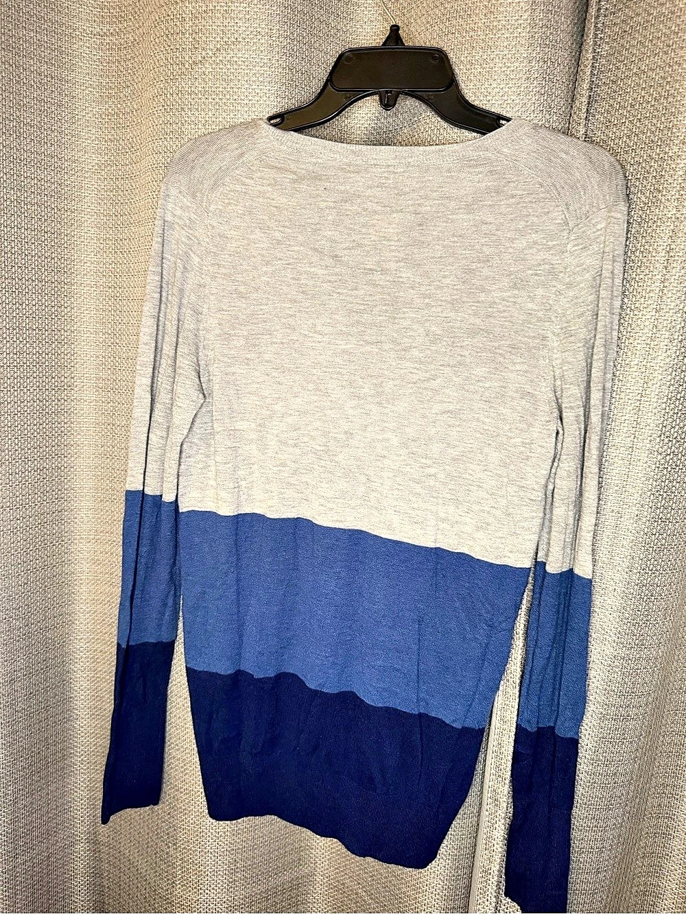 Ann Taylor Color Block V-Neck Sweater Gray & Blue Size Medium NWT - Picture 4 of 4